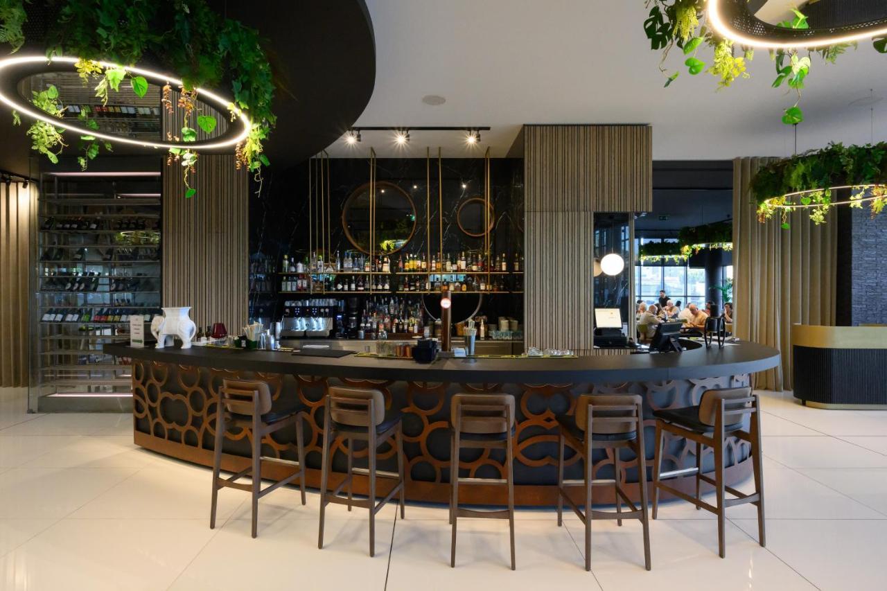 Melia Braga Hotel & Spa المظهر الخارجي الصورة The bar at the lounge