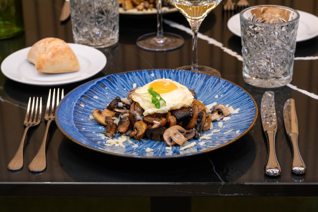 Melia Braga Hotel & Spa المظهر الخارجي الصورة A plate of mixed mushrooms with a fried egg