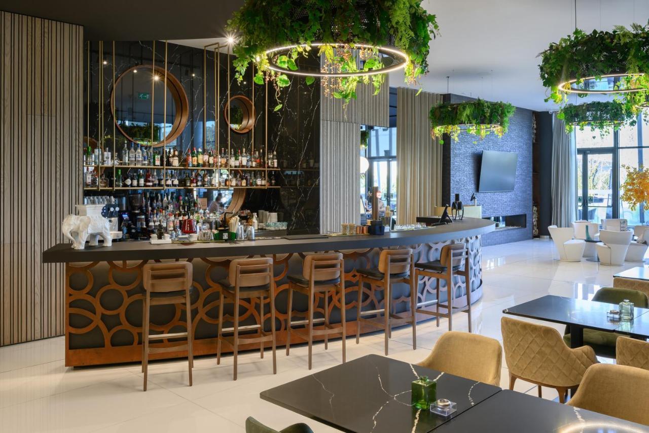 Melia Braga Hotel & Spa المظهر الخارجي الصورة The bar at the hotel