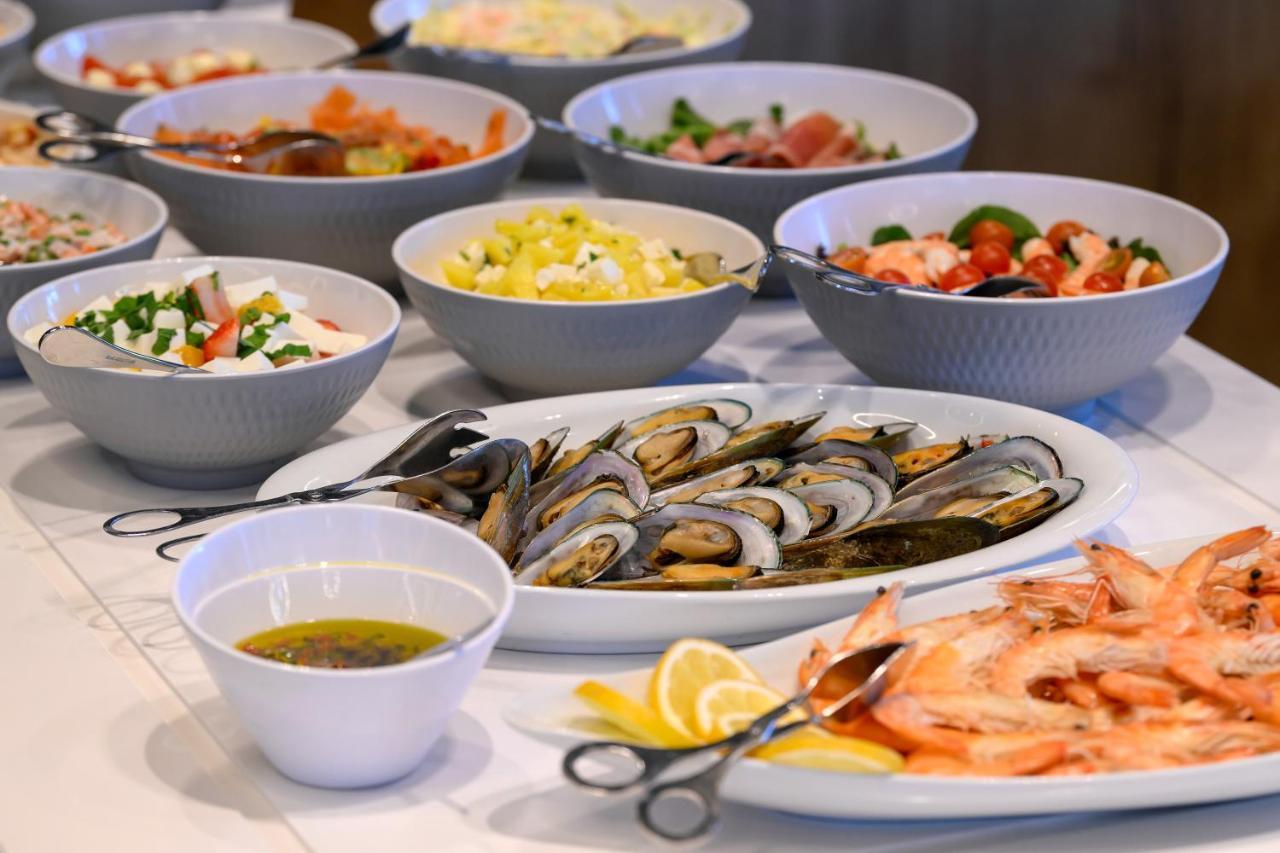 Melia Braga Hotel & Spa المظهر الخارجي الصورة A buffet of seafood