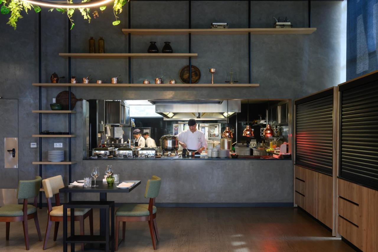 Melia Braga Hotel & Spa المظهر الخارجي الصورة The open kitchen at the restaurant