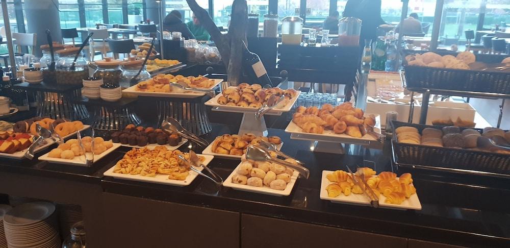 Melia Braga Hotel & Spa المظهر الخارجي الصورة A selection of pastries at a buffet
