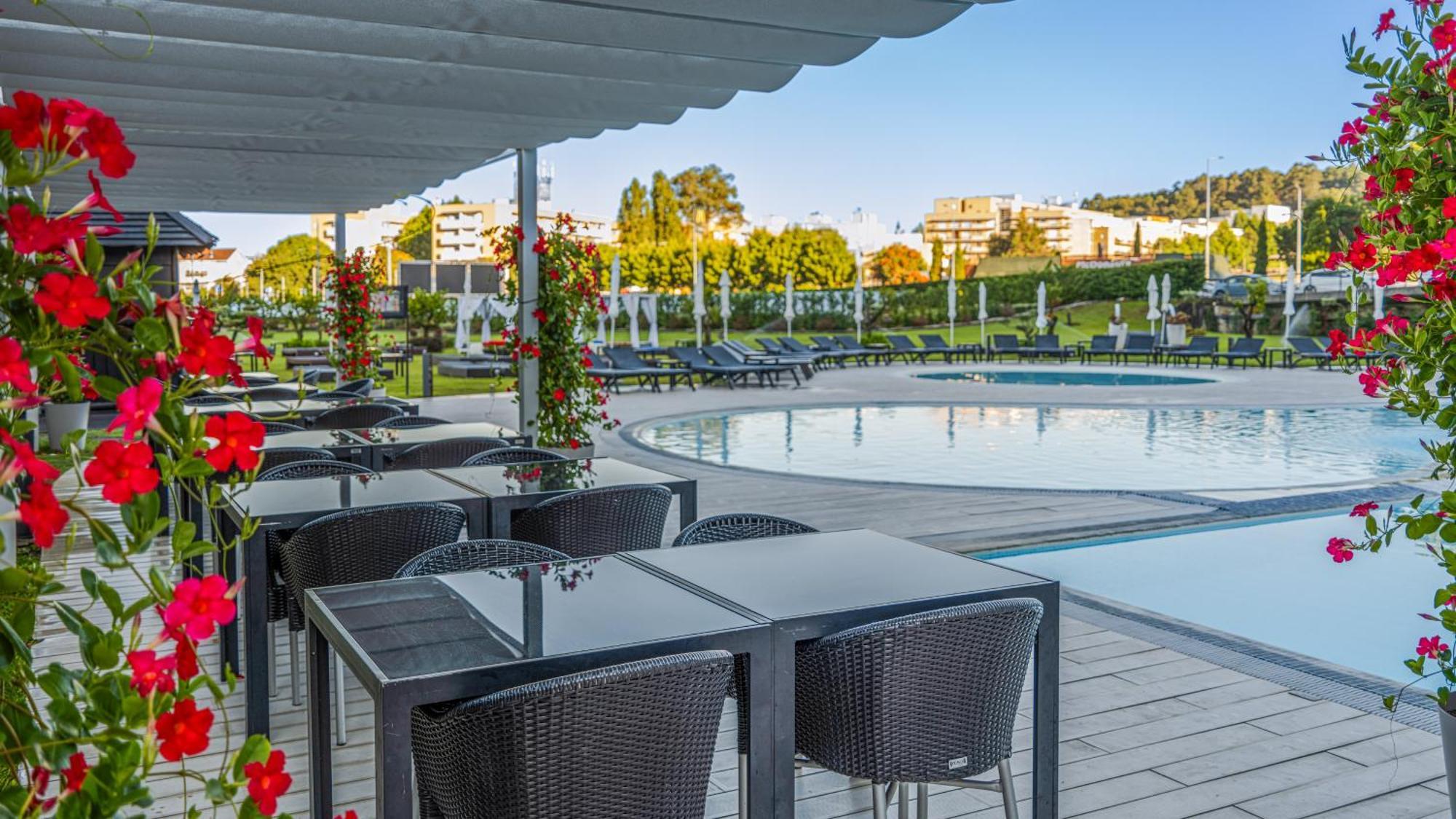 Melia Braga Hotel & Spa المظهر الخارجي الصورة The pool at the hotel