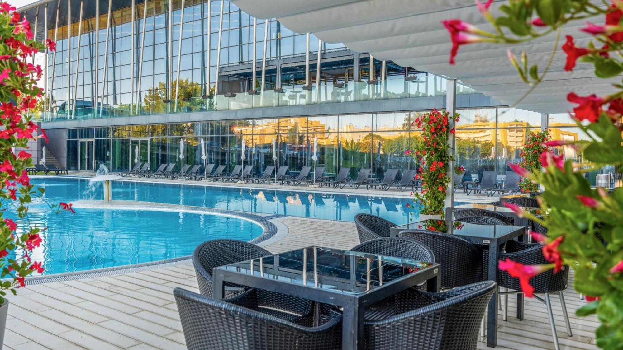 Melia Braga Hotel & Spa المظهر الخارجي الصورة The swimming pool at the hotel