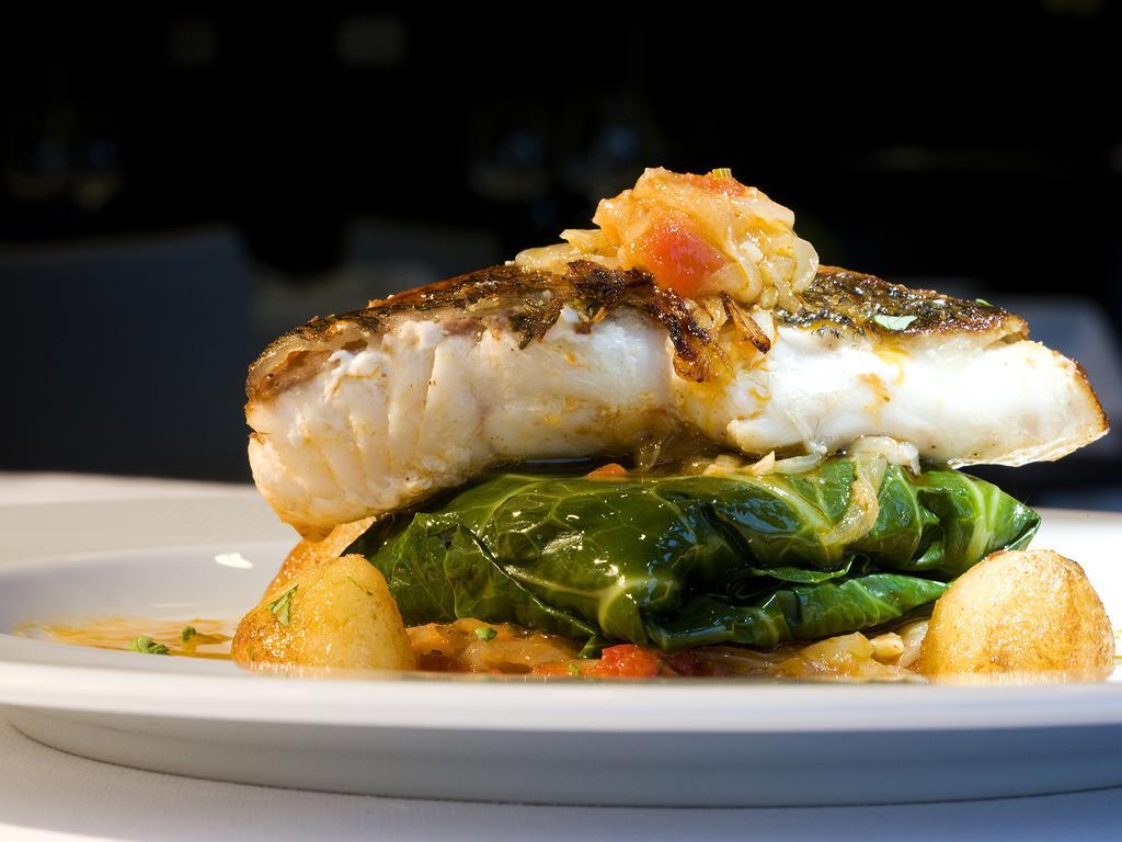 Melia Braga Hotel & Spa المظهر الخارجي الصورة A prepared dish of halibut