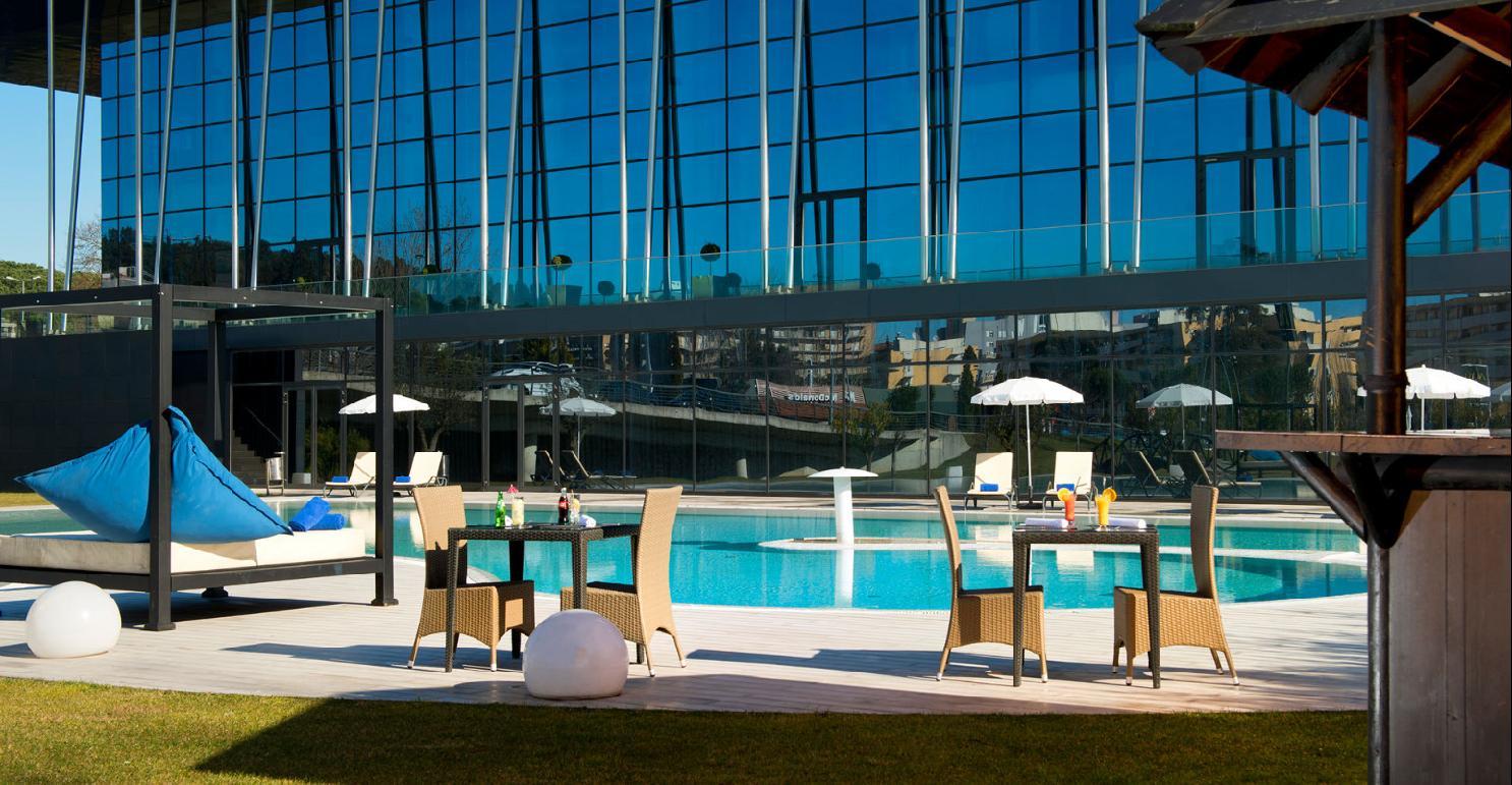 Melia Braga Hotel & Spa المظهر الخارجي الصورة The pool at the hotel