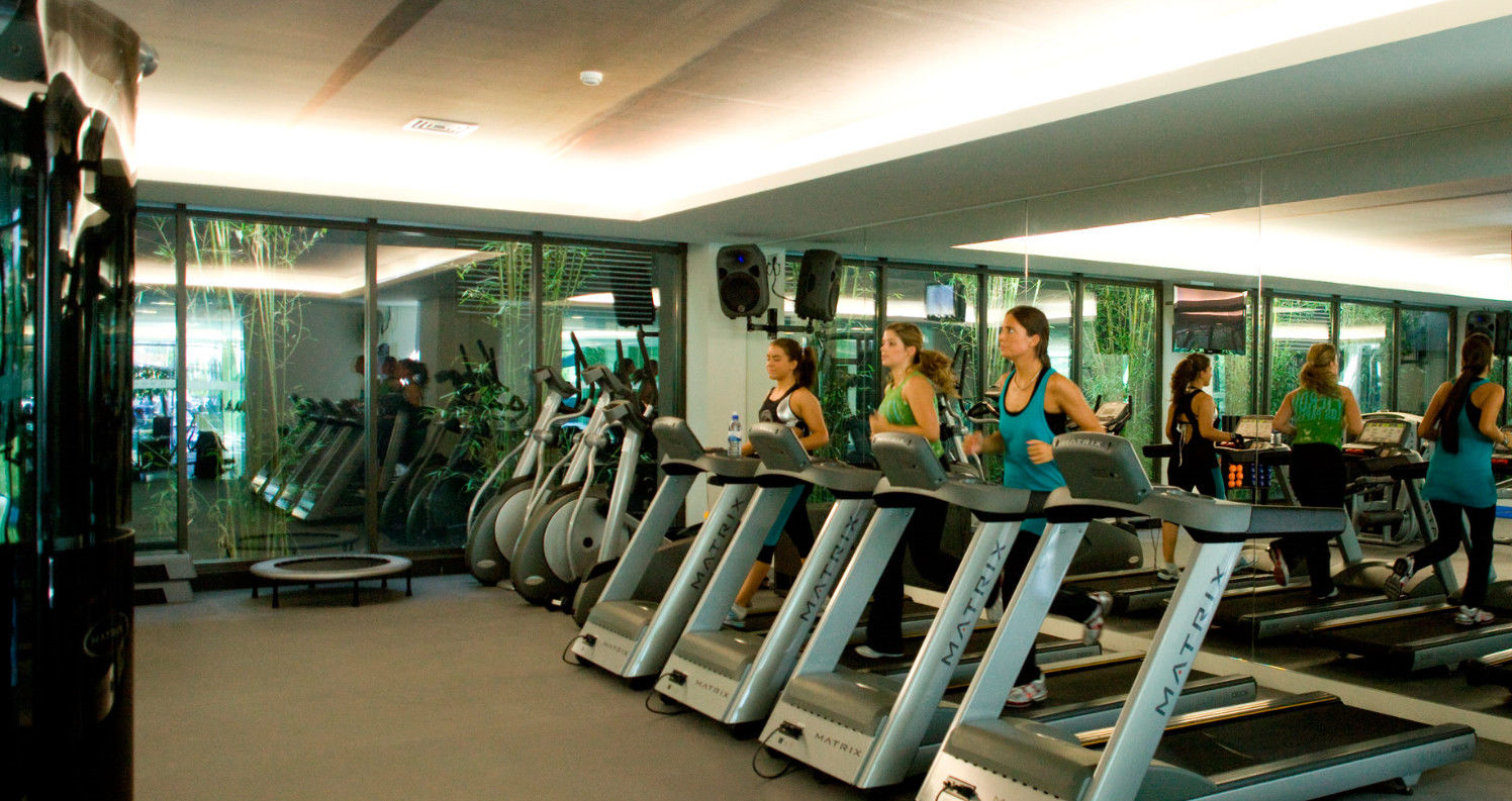 Melia Braga Hotel & Spa المظهر الخارجي الصورة A row of treadmills
