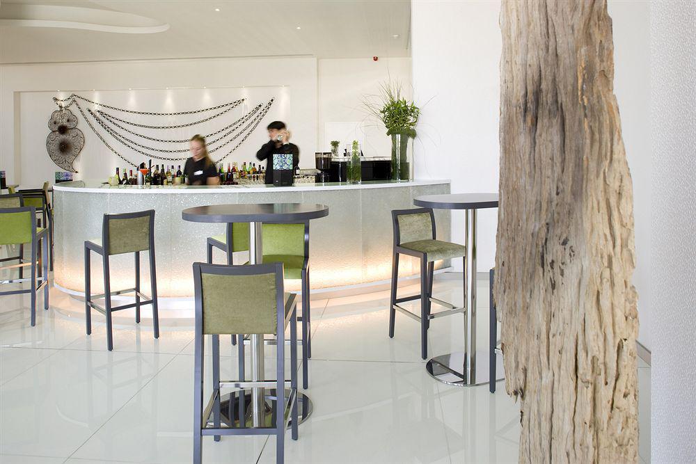 Melia Braga Hotel & Spa المطعم الصورة The bar at the hotel