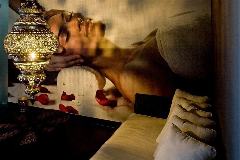 Melia Braga Hotel & Spa المظهر الداخلي الصورة A woman receiving a spa treatment